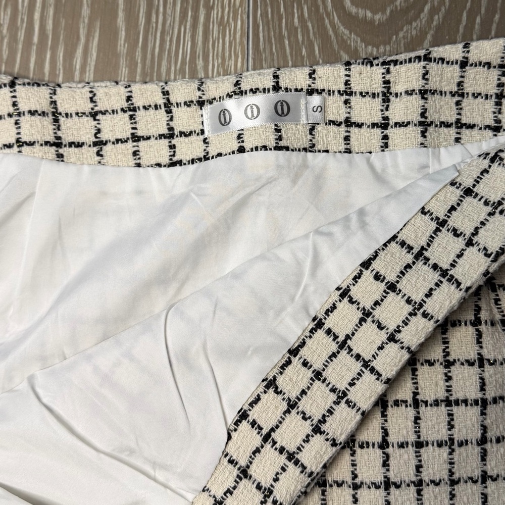Chic Black and White Checkered Skirt - Picture 6 of 7